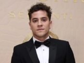 La star d’élite Arón Piper transpire dans un nouveau selfie torride au sauna