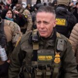 Le chef de la patrouille frontalière Greg Bovino et certains de ses agents masqués quitteront Minneapolis