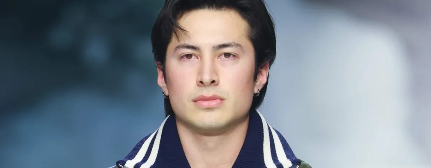 Hudson Williams pose dans un string rouge en dentelle lors d'une nouvelle séance photo épicée