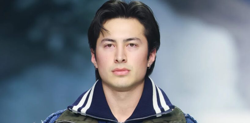 Hudson Williams pose dans un string rouge en dentelle lors d'une nouvelle séance photo épicée