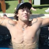 Rob Rausch montre sa ligne en V sexy et ses biceps bombés sur des photos virales