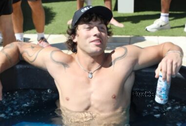 Rob Rausch montre sa ligne en V sexy et ses biceps bombés sur des photos virales