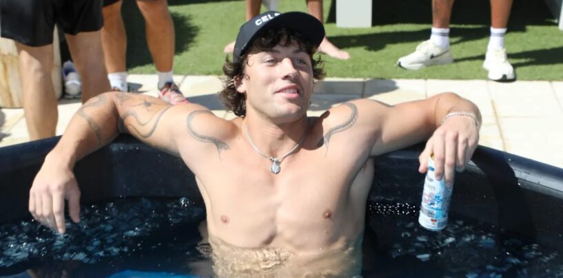 Rob Rausch montre sa ligne en V sexy et ses biceps bombés sur des photos virales