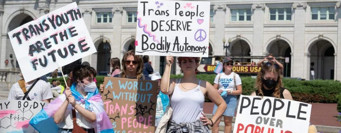 La moitié des adolescents trans américains vivent dans un État qui restreint leurs droits (étude)