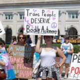 La moitié des adolescents trans américains vivent dans un État qui restreint leurs droits (étude)