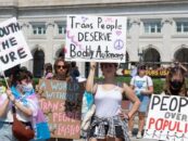 La moitié des adolescents trans américains vivent dans un État qui restreint leurs droits (étude)