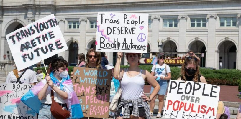 La moitié des adolescents trans américains vivent dans un État qui restreint leurs droits (étude)