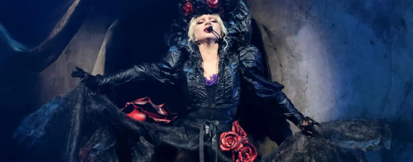 Lady Gaga interrompt son concert et critique ICE : « J'espère que nos dirigeants écoutent »