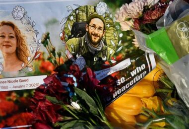 Les libéraux de Chaya Raichik de TikTok doxxes et harcèlent les partisans d'Alex Pretti et Renee Good