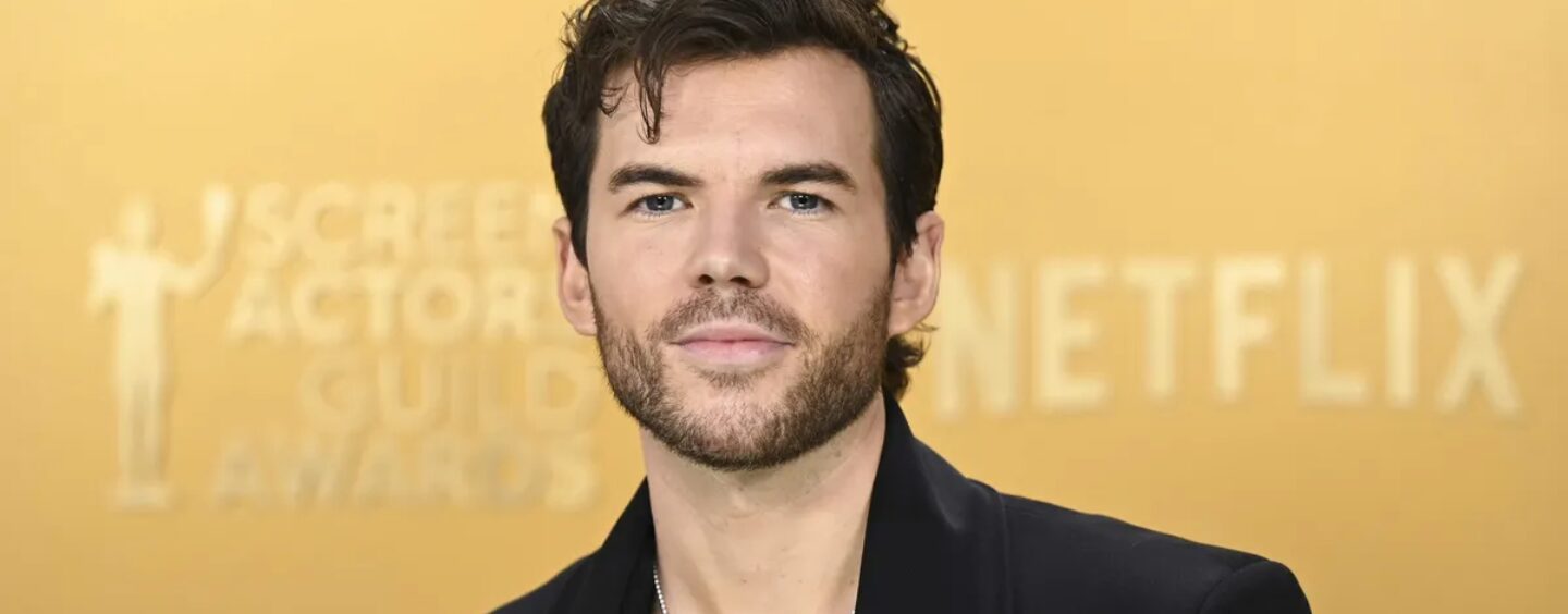 La star de Bridgerton, Luke Newton, se déshabille dans un nouveau selfie torse nu