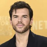 La star de Bridgerton, Luke Newton, se déshabille dans un nouveau selfie torse nu