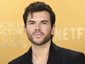 La star de Bridgerton, Luke Newton, se déshabille dans un nouveau selfie torse nu