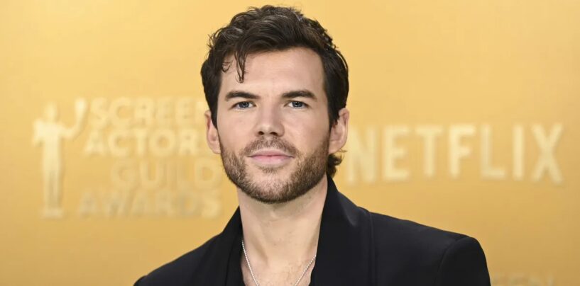 La star de Bridgerton, Luke Newton, se déshabille dans un nouveau selfie torse nu