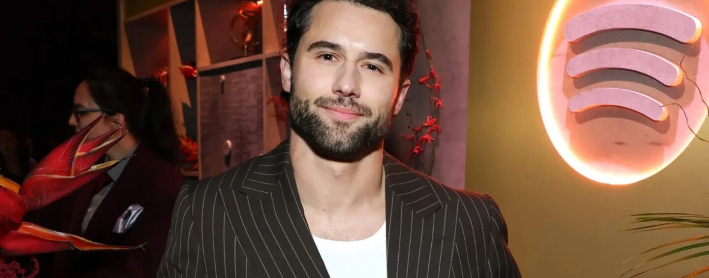 Robbie GK fléchit ses muscles sexy dans une nouvelle séance photo torride