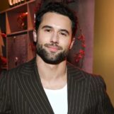 Robbie GK fléchit ses muscles sexy dans une nouvelle séance photo torride