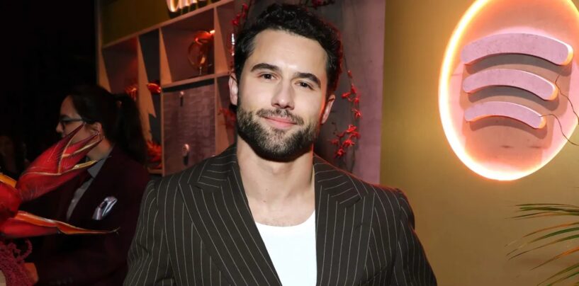 Robbie GK fléchit ses muscles sexy dans une nouvelle séance photo torride