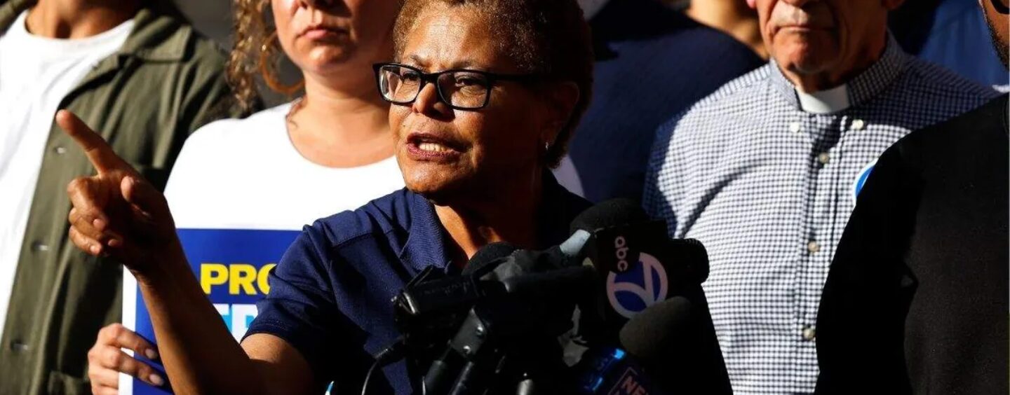 Le maire de Los Angeles dénonce les poursuites contre Don Lemon du ministère de la Justice après que le juge ait libéré un journaliste sans caution