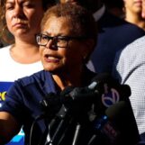 Le maire de Los Angeles dénonce les poursuites contre Don Lemon du ministère de la Justice après que le juge ait libéré un journaliste sans caution