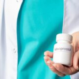 Un médecin californien est le premier à faire face à un procès en vertu de l'interdiction des pilules abortives par les chasseurs de primes du Texas