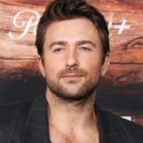 Brandon Sklenar se déshabille et montre son corps dans un nouveau film