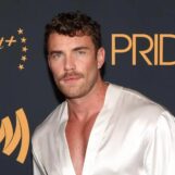 Zane Phillips se déshabille et montre son corps dans une nouvelle séance photo sexy