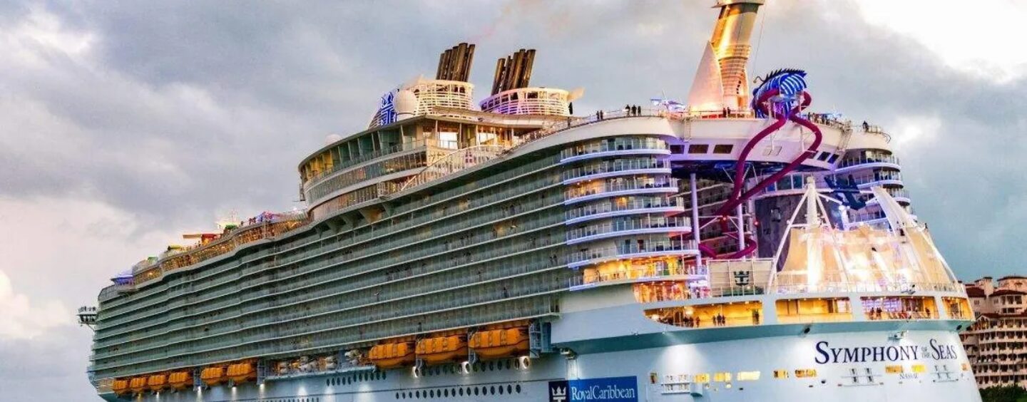 Neuf hommes arrêtés pour drogue alors qu'ils tentaient d'embarquer à bord de l'immense croisière gay Atlantis à Miami