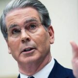 Scott Bessent a du mal à être interrogé par le représentant de New York Ritchie Torres lors d'une audience explosive à la Chambre