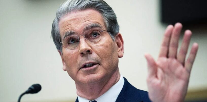 Scott Bessent a du mal à être interrogé par le représentant de New York Ritchie Torres lors d'une audience explosive à la Chambre