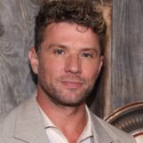 Ryan Phillippe se déshabille et montre son corps sur une photo sexy