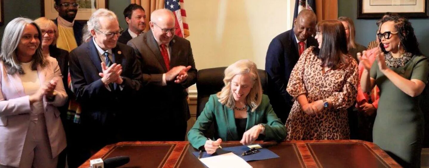 La gouverneure de Virginie, Abigail Spanberger, envoie aux électeurs des amendements sur l'égalité du mariage et le droit à l'avortement