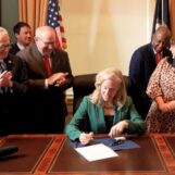 La gouverneure de Virginie, Abigail Spanberger, envoie aux électeurs des amendements sur l'égalité du mariage et le droit à l'avortement