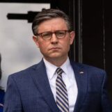 Mike Johnson donnant la leçon au pape est un blasphème que les personnes LGBTQ+ ne connaissent que trop bien