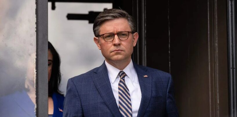 Mike Johnson donnant la leçon au pape est un blasphème que les personnes LGBTQ+ ne connaissent que trop bien