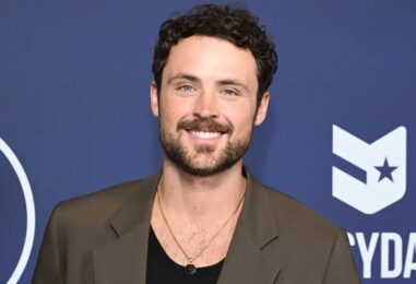 Dylan Efron se déshabille et porte un caleçon moulant dans une nouvelle vidéo sexy