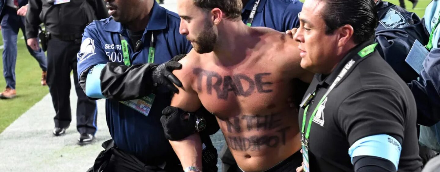 Un joueur du Super Bowl avec « Trade » sur sa poitrine nue a été le moment gay accidentel de cette année