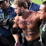 Un joueur du Super Bowl avec « Trade » sur sa poitrine nue a été le moment gay accidentel de cette année