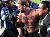 Un joueur du Super Bowl avec « Trade » sur sa poitrine nue a été le moment gay accidentel de cette année