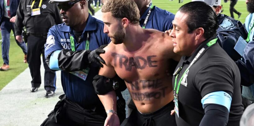 Un joueur du Super Bowl avec « Trade » sur sa poitrine nue a été le moment gay accidentel de cette année
