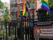 Manifestation à Stonewall à New York après que l'administration Trump ait retiré le drapeau de la fierté du monument national LGBTQ+