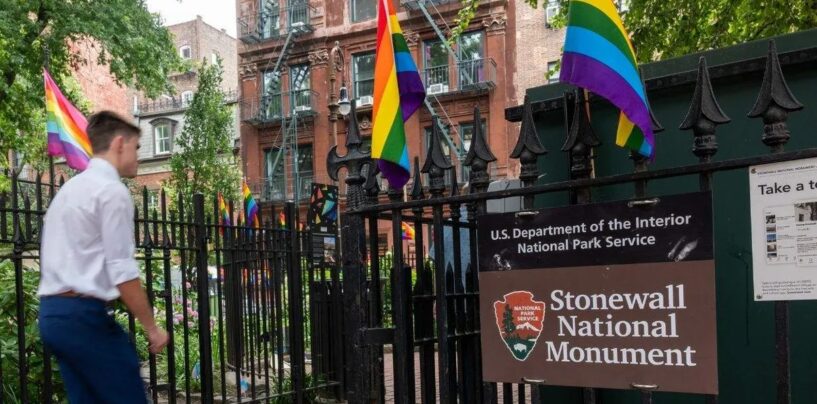 Manifestation à Stonewall à New York après que l'administration Trump ait retiré le drapeau de la fierté du monument national LGBTQ+