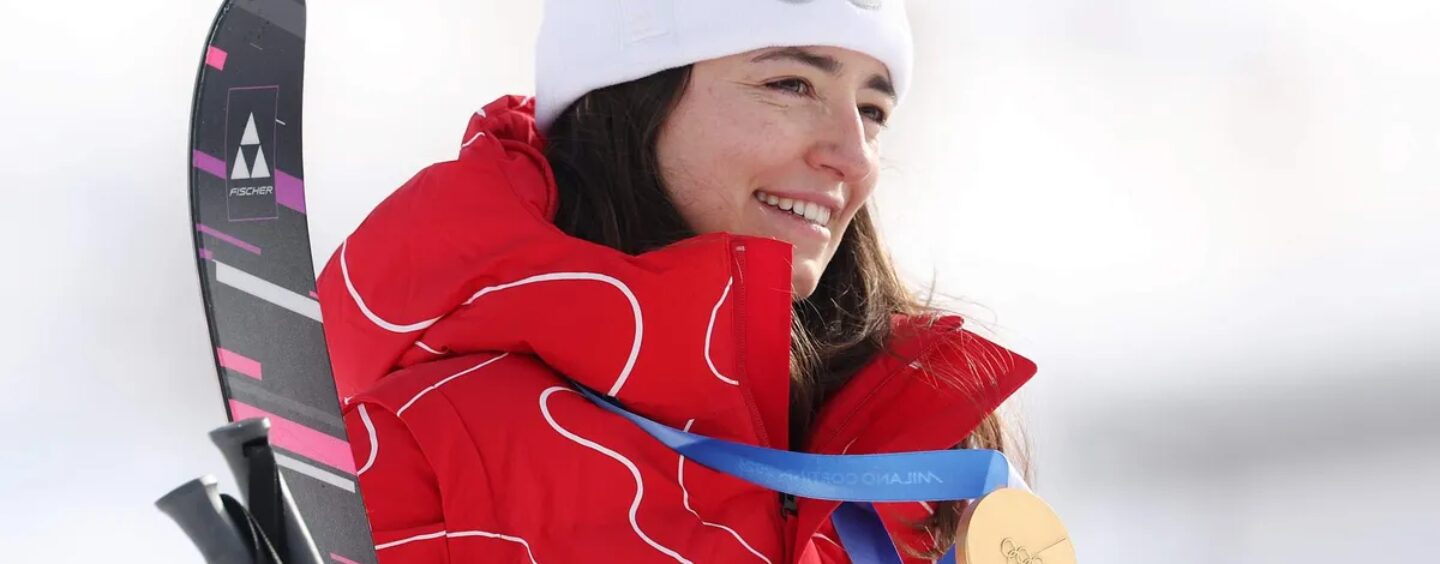 La skieuse olympique Mathilde Gremaud célèbre l'or avec un baiser de sa petite amie