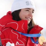 La skieuse olympique Mathilde Gremaud célèbre l'or avec un baiser de sa petite amie