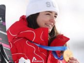 La skieuse olympique Mathilde Gremaud célèbre l'or avec un baiser de sa petite amie