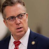 Un républicain du Tennessee demande une enquête officielle après avoir qualifié l'émission de la mi-temps du Super Bowl de Bad Bunny de « pornographie gay »