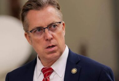 Un républicain du Tennessee demande une enquête officielle après avoir qualifié l'émission de la mi-temps du Super Bowl de Bad Bunny de « pornographie gay »