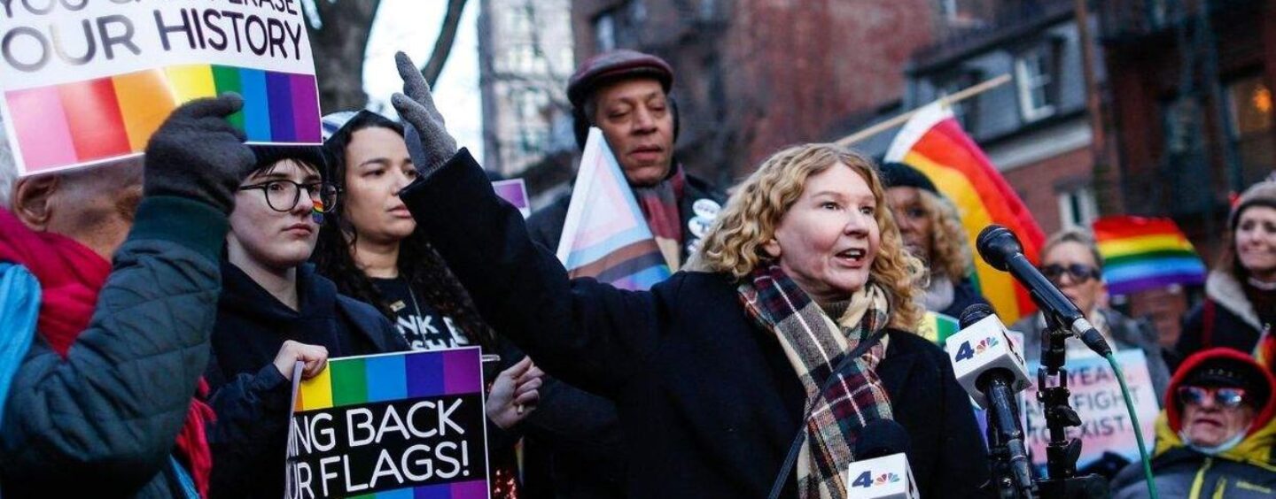 Les New-Yorkais se rassemblent en solidarité avec la communauté LGBTQ+ après que Trump a ordonné le retrait du drapeau de la Stonewall Pride