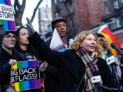 Les New-Yorkais se rassemblent en solidarité avec la communauté LGBTQ+ après que Trump a ordonné le retrait du drapeau de la Stonewall Pride