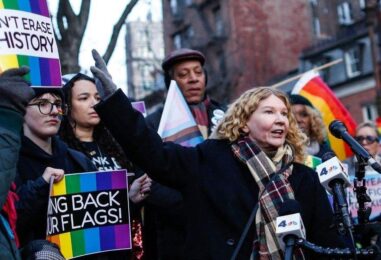Les New-Yorkais se rassemblent en solidarité avec la communauté LGBTQ+ après que Trump a ordonné le retrait du drapeau de la Stonewall Pride