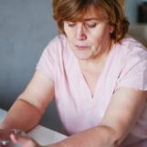 À partir de 65 ans, dites adieu à l’alcool : l’avertissement choc d’un éminent neurologue