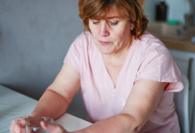À partir de 65 ans, dites adieu à l’alcool : l’avertissement choc d’un éminent neurologue